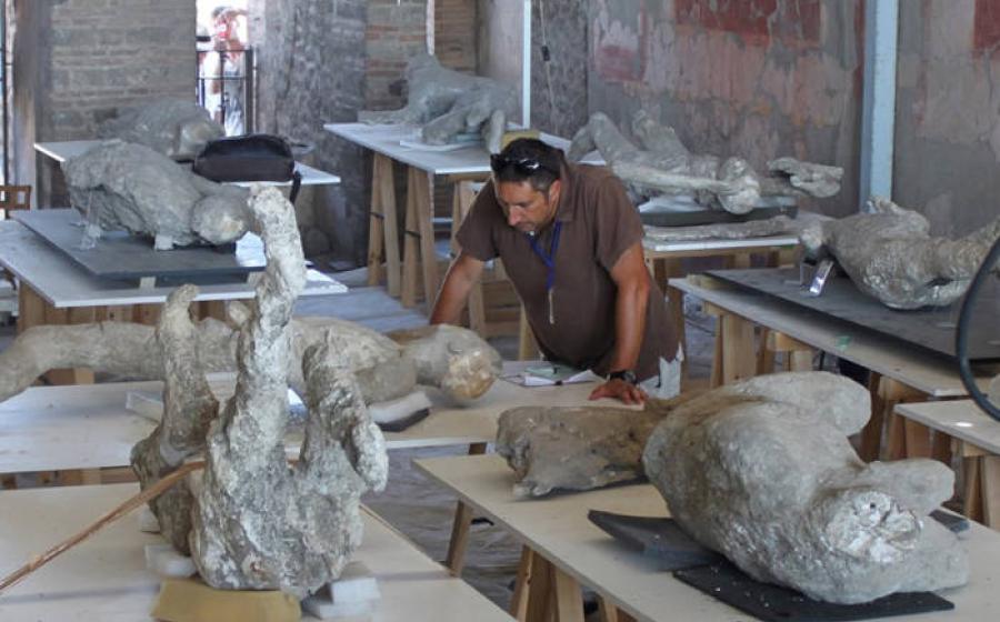Llorenç Alapont investigating the Pompeii casts.